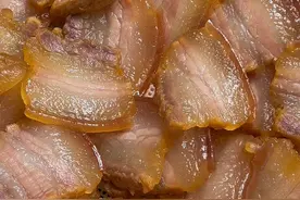 冬天了，不用回江西，在广东也能晒江西腊肉，做法简单，晒一个星期就能吃，蒸来吃，炒蒜苗都特别香，满满的家乡味，之前的视频重新再发一下#家乡特产腊味 #江西腊肉 #美食 #妈呀太香了 #好吃到停不下来