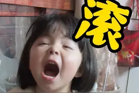 在她眼里，我是一点都不能碰她妈。 #越养就越上头的人类幼崽 #被小宝宝这表情拿捏了 #一身反骨的人类幼崽 #多多妹视频封面