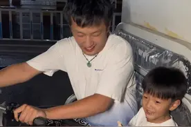 脑瘫男孩娶妻生子，靠摆摊撑起了一个家，他妈妈说的话和做法 让我很惊呆…#晨风姐 #交换美好#残疾人创业 #摆摊视频封面