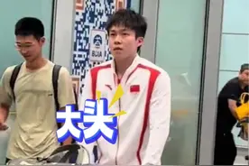 荣耀归来！国乒顺利抵达北京首都国际机场，众多球迷手持鲜花迎接，王楚钦见到爸爸那一刻开心拥抱，笑得很灿烂！（画面来源：yu、啓上進（准备见张杰第十次版）、北京日报都视频）#巴黎奥运会 @抖音短视频