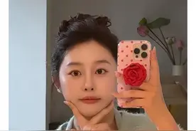 扎头发比披头发还显瘦？！圆脸女孩一定要知道这个显脸小花苞丸子头啦！ #显脸小 #圆脸 #发型