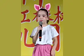 幼儿园中班的最后一课：不是上课，是上台 #记录成长的你 #混血宝宝黄允知#幼儿园的美好时光 #人类幼崽 #爸爸带娃