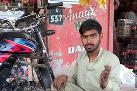 摩托车发动机帽蓝烟，巴基斯坦师傅硬核维修非常省事省力！ #巴基斯坦#维修 #摩托车修理 #抖音减速带 #钢蛋说机械