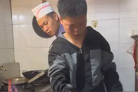 孩子周末写完作业就来帮我炒菜。让你感受一下笔重还是锅重。#厨房里的江湖 #餐饮人 #邵阳简师傅