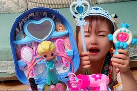 小公主的专属梳妆台来啦！收起来是个行李箱，展开秒变梳妆台，里面的配件很多，满足孩子过家家需求， #儿童玩具 #儿童梳妆台 #过家家玩具#谁还没个公主梦 #自己玩的不亦乐乎视频封面