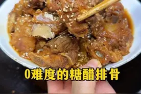 减到最后才会知道，减脂的终点就是吃吃减减。 往下减和维持的区别在于，减的过程中，我们需要做到最少8分自律，2分自由；而维持，我们只需要做到5分自律，然后，可以拥有5分自由。极端一些想，要一直这么控制，好像没有什么意义。但，减下来就会知道，这8分努力和5分自律，带给我们的真的远不止那2分和5分的饮食自由。可以穿自己想穿的衣服，可以自信的在人群中抬头，可以无惧他人的眼光，可以不再被特殊对待……而且，真正需要付出8分努力的时间，只需要几个月而已。熬过来了，到后面的5分自律5分自由，真的就很轻松。总想要给所有在减脂的姐妹们一些动力，希望我们都可以成为我们想要成为的样子！#减脂 #生活化减脂 #vlog日常 #排骨 #吃瘦不饿瘦