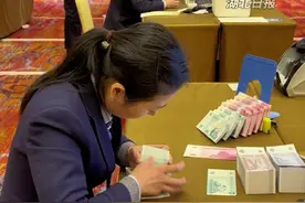 最快19秒点100张！银行柜员展示“无影手”点钞，小编心里默数都跟不上她们的手速！（剪辑：鲲鹏）视频封面