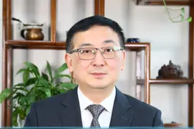 夫妻之间写的借条，离婚后要还钱吗？ 都说夫妻之间不分你我，可现实真如此吗？就像小强，把收入全交老婆小婷，公司资金告急，找老婆救急，小婷却要求写借条。小强心想都是夫妻共同财产，写借条无所谓。但这看似简单的举动，背后却藏着大隐患，等离婚时小强才追悔莫及。这其中有何法律门道？听我细细讲来。#夫妻 #家庭 #婚姻 #夫妻日常 #法律视频封面