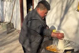 亚豪，这次下面条，搞反车了😄给他们4个人，分工明确视频封面
