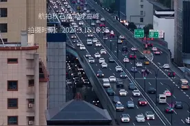 这条高架几乎是全杭州乃至全浙江最繁忙的高架了！#航拍秋石高架 #杭州#城市交通