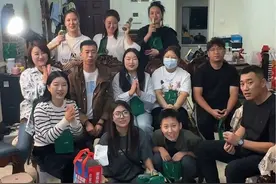 #意想不到的结局 #中秋 #真实事件 #中秋公司福利 #晒晒我的中秋福利 今年中秋不知道该给她们发什么，辛苦了一年了，准备了海蓝之谜，但是准备提前逗逗她们，然后准备了30毫升的小样，逗逗她们，没想到这群人挺给面子不嫌弃，非常捧场，然后我把正装放在了蜜雪冰城的袋子里，后来给她们都拿出来，辛苦大家了，虽然不是特别好，因为公司还是能力有限，希望下次给大家准备更好的礼品，感恩我的粉丝朋友们一直的支持和信任，感恩我有这么一群像家人一样的小伙伴们，感恩我的公婆一直替我带孩子我才能放手干我喜爱的工作，感恩我的老公田茂林一直那么的爱我支持我，感恩抖音给我这么好的平台可以让我干自己喜欢的工作，感恩我生在中国，提前祝大家中秋快乐，平安喜乐，万事顺心@DOU+小助手视频封面