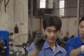 1月17日，佛山电翰发文正式宣布结束打螺丝生涯。此前，他因长相酷似演员张翰，以及和同事夸张并整齐的动作走红，十天内涨粉近百万。最初因为独特的形象和工作场景迅速爆红，之后感到压力巨大一度停播，如今决定不再继续消耗工人的身份，转型成为一名专业主播。#佛山电翰视频封面