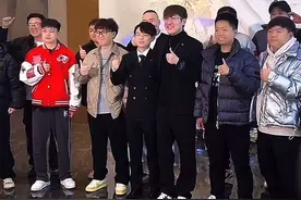潇潇婚礼现场众人大合照 老白随机10W#白鲨ayom #白鲨潇潇视频封面