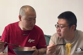 大风天就吃点暖和的 #方便面 #方飞卧 #羊肉串 #一飞一卧 #天津美食