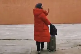 终于到家喽 妈妈找到了去年买的羽绒服，不愧是亲生的，出门买的衣服都一样！ #邓博 #雪中飞 #妈妈的世界很小里面装满了你 #回家视频封面