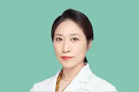 没有高危性行为，为什么足底长了跖疣？ #抖音创作者大会 脚底长跖疣，和高危性行为可没有关系。跖疣同样是人乳头瘤病毒（HPV）感染造成的，但HPV种类繁多，引发跖疣的HPV，与致使生殖器部位出现尖锐湿疣的并非同一型别。跖疣相关的HPV类型为1、2、4、27等型，而尖锐湿疣多关联6、11型，二者充其量算是“兄弟”。感染跖疣的途径多种多样。要是脚部皮肤有细微破损，在公共浴室、游泳池这类公共场所，一不留神接触到病毒，就可能被感染；要是长期穿着不合脚的鞋子，脚部局部压力过大，频繁摩擦，皮肤抵抗力随之下降，也极易让病毒趁虚而入，催生跖疣。这就意味着，即便没有高危性行为，跖疣也可能找上门来。一旦发现足底冒出了跖疣，建议尽快前往医院，采取冷冻激光这类物理治疗手段。#抖出健康知识宝藏 #情绪松绑给心灵放个假 #hpv感染 #跖疣 @抖加🔥上热门🔥dou+🔥热点宝视频封面