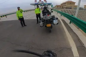 骑摩托车走甘肃上高速交警工作人员很贴心，值得赞扬#摩托车上高速 #甘肃摩托车上高速视频封面
