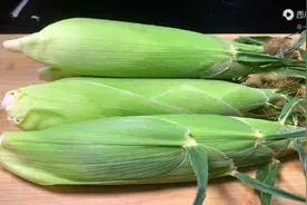 煮玉米时，直接加水煮就错了，大厨教你一招，个个香甜软糯超好吃