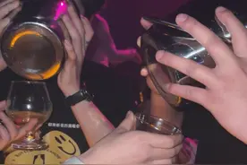 还有谁？酒吧服务员挑战客人，服务员先喝完就给两千小费，后续来了#成都酒吧 #成都网红打卡地 #是时候展现真正的技术了 #这是一种很新的喝酒姿势 #玩的就是真实视频封面