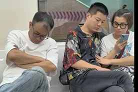 这这这，有点尴尬了哈，帅哥是好人吗？#意想不到的结局 #地铁随拍 #假发 #搞笑 #天津 @天津火了 @DOU+小助手 @DOU+上热门视频封面