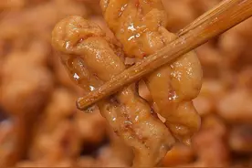 火锅店的小酥肉，到底用什么粉炸的，今天分享好吃不回软的关键，炸出来外酥里嫩特别香～