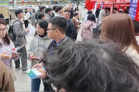 福州台江区举办毕业生专场招聘会，“新型岗位”主打兼职 受追捧“中国海峡人才网”小程序上也有专区视频封面