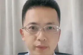 安妮股份股民一审获赔1.59亿 受损股民仍可起诉 6月7日，安妮股份发布重大诉讼进展公告，厦门中院一审判决公司赔偿995位股民损失合计1.59亿元，原董事长、财务总监承担连带赔偿责任，被告需承担相关费用。 我是浙江裕丰律师事务所厉健律师，曾经代理股民起诉100多家上市公司索赔，今天聊聊安妮股份，股民为什么索赔？索赔新进展？索赔条件？提供什么资料？ 一、股民为什么索赔？2021年4月，安妮股份（代码：002235）公告收到厦门证监局《行政处罚决定书》。因子公司微梦想财务造假，导致安妮股份2015年年报存在虚假记载，虚增营业收入1065.96万元，虚增利润总额876.22万元。根据《证券法》，上市公司虚假陈述，亏损股民可以依法起诉索赔。 二、索赔新进展？公告披露的安妮股份证券普通代表人案索赔总额高达3.18亿元。目前一审判决尚未生效。 三、索赔条件？暂定：在2016年3月10日至2020年10月13日期间买入安妮股份股票，并在2020年10月13日收盘时仍持有该股票的受损股民，可以索赔。索赔条件以法院认定为准。 四、提供什么资料？股民先去证券公司打印对账单、开户查询单，提交给律师审核，根据回复情况，再决定是否参加索赔。目前时效尚未届满，受损股民仍可起诉。更多股票索赔，请关注厉健律师。#安妮股份 #股票索赔律师厉健 #股民交流视频封面