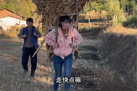 结婚前后夫妻干活是这样的#搞笑#农村生活 #农村搞笑段子dou上热门视频封面