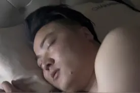 老公最近失眠了，我要多提醒老公早睡，多关心老公的睡眠 #夫妻日常 #看一遍笑一遍 #意想不到的结局视频封面