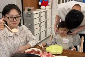 又降温啦，今天在家安排一顿馋了很久的火锅，自制一份番茄锅底。冬天在家吃火锅就是件很幸福的事～#宝妈记录生活日常