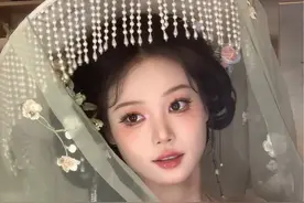 西安非常仙气的汉服妆造 仙气飘飘的轻网感风格来啦！这种风格非常适合春夏！ #西安汉服妆造 #论汉服和春日的适配度 #东方美学 #西安旅游