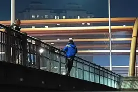 惊心动魄！海城三江源桥，欲跳桥男子悬挂在桥梁上，民警极限救 #海城 #路人视角 #真实还原 #社会百态视频封面