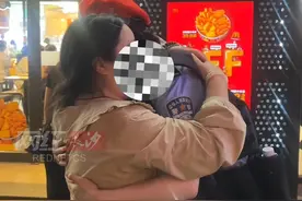9月29日中秋夜， 长沙街头一患癌女子街头情绪失控，长沙特警化身“大暖男”，一路守护。网友：你们的拥抱很暖，背影很帅！#湖南之声视频封面