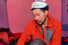 世界第二高峰乔戈里峰（海拔8611米）攀登第15天 现在位于乔戈里峰大本营（海拔5010米），今天准备拉练到ABC前进营地（海拔5310米），今天换上了新的高山靴。#乔戈里峰 @DOU+小助手 @抖音短视频视频封面