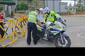 护航高考崇左交警与您同行 赶考漏车，铁骑来送，坐垫降温，头盔佩戴，满满的温情，满满的爱。#高考加油 #护航高考 @广西交警 @崇左融媒 @八桂警事