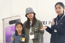#华为PuraX开售 华为Pura X线下门店人气火爆， 1610阔折叠，外屏小巧随手回消息，展开就是沉浸追剧游戏屏等特点受消费者喜爱。#华为PuraX#阔折叠一用就AI视频封面