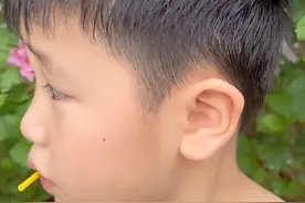 我和我的自闭症孩子 #孤独症谱系 患者并非智商超群，只是一些影视作品、新闻报道展现了一部分天赋异禀的孤独症人群的故事，而他们仅仅是个例中的个例，大部分患者因为症状的影响，光是要做到生活自理、融入社会都需要整个家庭付出大量的时间、精力和金钱。#特殊孩子的生活日常 #记录真实生活视频封面