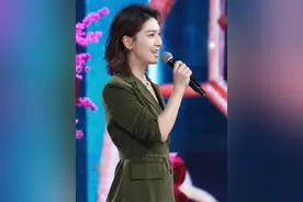 要不来个舞台版近景吧… #浙江 #费鑫萍 #余杭小百花 #演出现场视频 #花絮 新的一年，是成长的契机，让我们不断超越自我，成为更好的版本。视频封面