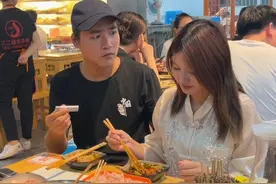 相亲对象在筷子上放火机，这是什么意思？你们知道吗？视频封面