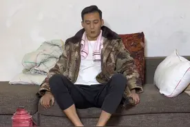 以后再也不敢用折叠盆洗脚了#这操作也是没谁了😂😂 #请勿模仿视频效果 #万万没想到的结局 #蔡有才视频封面
