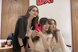 俄罗斯三姐妹未来也许嫁给中国人？姐姐：我愿意嫁但是工作怎么办 #俄罗斯美女#千万生活dou来拍 #高加索#人类高质量暑假视频封面