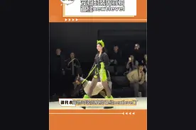 #宠物时装周穿搭已经nextlevel 萌宠0帧起⼿拿捏时尚界，马上就带自家毛孩子出发上海见世面！#抖⾳双11百⼤萌主视频封面