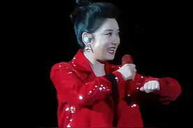 《好汉歌》花姐对“嘿嘿参北斗啊”是有执念的 从成都就想嘿嘿这段了，毅哥最后可算懂了，下次请懂的早点#凤凰传奇太原演唱会 #凤凰传奇 #玲花 #曾毅 #好汉歌