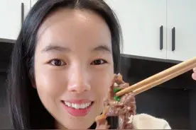 陪女儿减脂的第155天，适合减脂，也适合长身体的番茄牛肉锅～ 减脂餐和营养餐从来都不是冲突的啊～减脂可以多吃牛肉，小朋友也可以多吃牛肉，做个很好吃很好吃的番茄牛肉锅，好吃到菜叶子都舍不得放过呢～#生活化减脂 #日常做饭 #减肥日常vlog #吃瘦不饿瘦 #好好吃饭好好生活视频封面