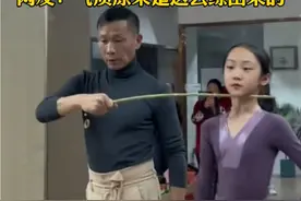 十岁女孩跟着老师练习跳舞，网友：气质原来是这么练出来的 #拉丁舞视频封面