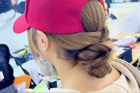 风吹不掉帽子的发型 带帽子发型这样扎，帽子不掉的同时，发型还很好看。#学会快去试试吧🔥 #戴帽子发型 #手残党也能学会的发型 #女生戴棒球帽适合什么发型 #适合秋冬穿搭的百搭发型