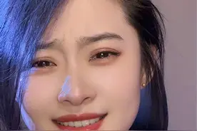 那个曾经深爱我的人，我是否真的再也找不回……爱是什么，爱是一物降一物，爱是甘拜下风，爱是一根接一根的烟，爱是心甘情愿，爱是讲不完的心事，说不完的话，爱是事事有回应，爱是你随口一说他就记在心里，爱是什么我说不清但肯定不是博奕不是冷暴力不是枷锁不是卑微不是让人受尽委屈，爱绝对不是让人掉眼泪，爱可以简简单单但不能随随便便……#内容过于真实 #一路向北 #前奏一响拾起多少人的回忆 #百听不厌 #情感视频封面