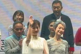 30年后全剧组大团圆了……站在一起本身就是一幅画，一幅被岁月濡湿却依然风华阔绰的画。#新白娘子传奇30年演唱会视频封面