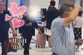 8月26日，山东。男生高铁站拿鲜花接女友，满屏的幸福感让人羡慕，“看见别人幸福也是件幸福的事”#满满幸福感#车站#幸福