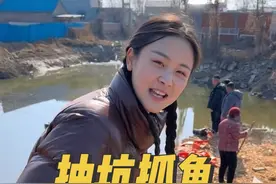 大爷家这个坑里好几年没有抽干了，今天开始抽了，看看能出多少大货，回家换皮大裤准备抓鱼……#记录我的农村生活 #抓鱼视频封面